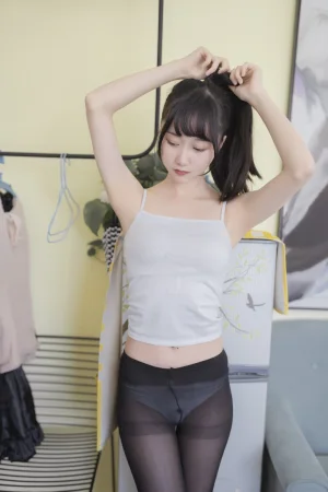 木棉棉《背心黑丝居家写真》主题写真：40张全套美图