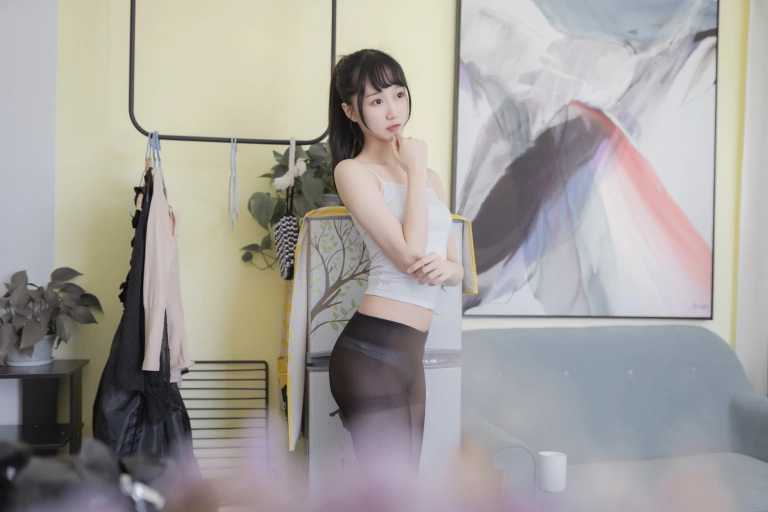 木棉棉《背心黑丝居家写真》主题写真：40张全套美图