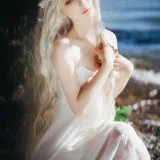 是三不是世《湖边白裙》主题写真：15张全套美图