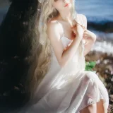 是三不是世《湖边白裙》主题写真：15张全套美图