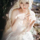 是三不是世《湖边白裙》主题写真：15张全套美图