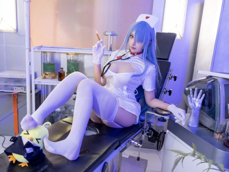 小和甜酒《碧蓝航线 伏罗希洛夫护士》主题写真：25张全套美图，含2个视频