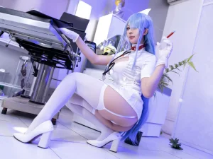 小和甜酒《碧蓝航线 伏罗希洛夫护士》主题写真：25张全套美图，含2个视频