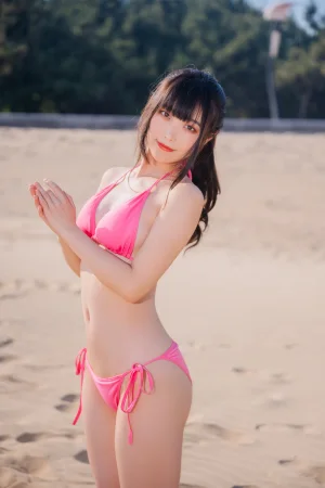汪知子《粉色比基尼》主题写真：30张全套美图