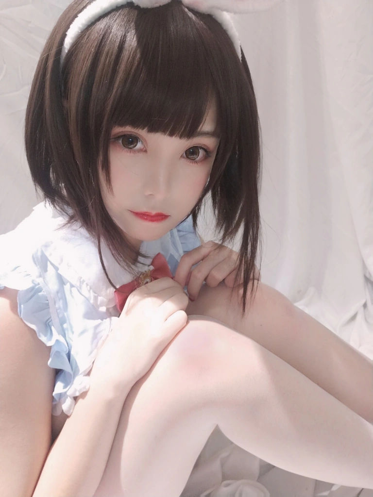 蜜汁猫裘《小白兔自拍档》主题写真：30张全套美图，含3个视频
