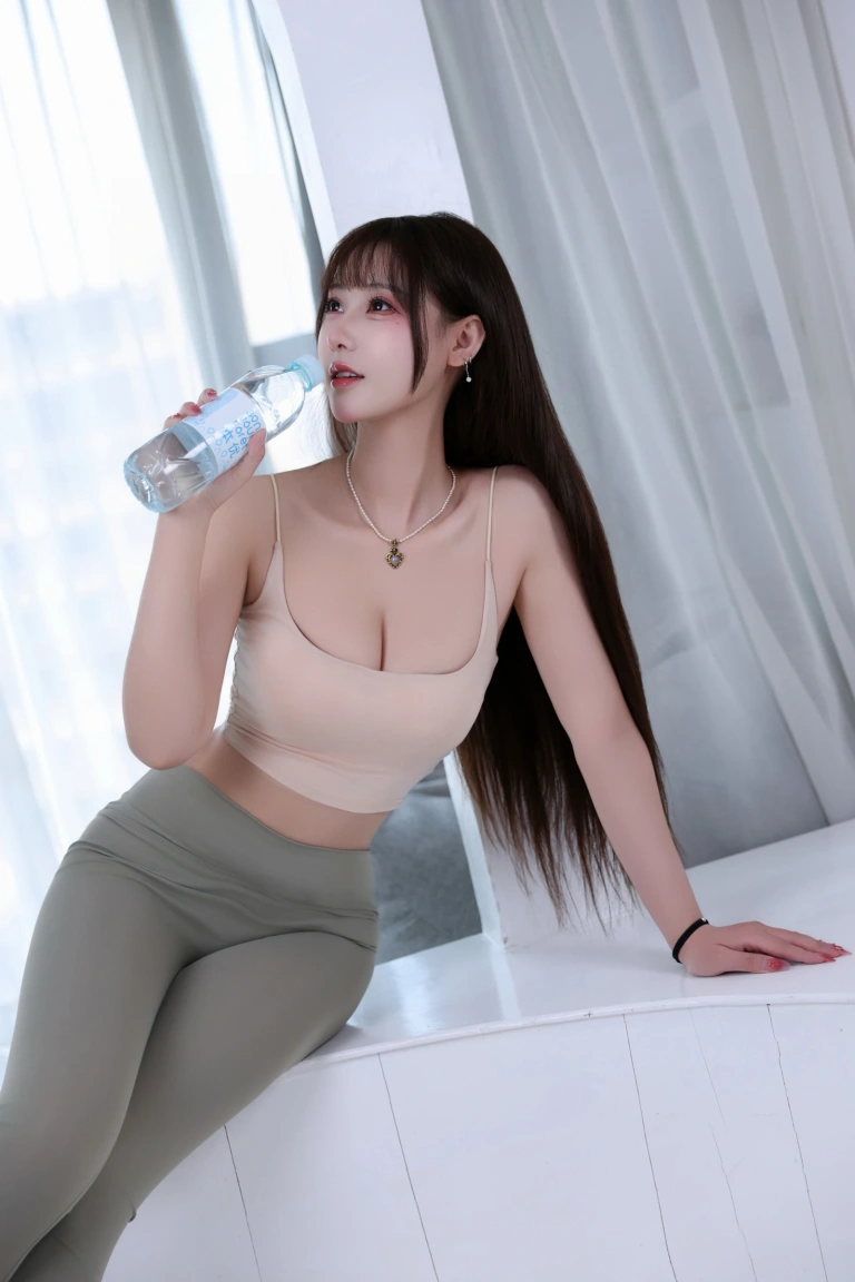 羽生三未《瑜伽姐姐》主题写真：42张全套美图，含2个视频
