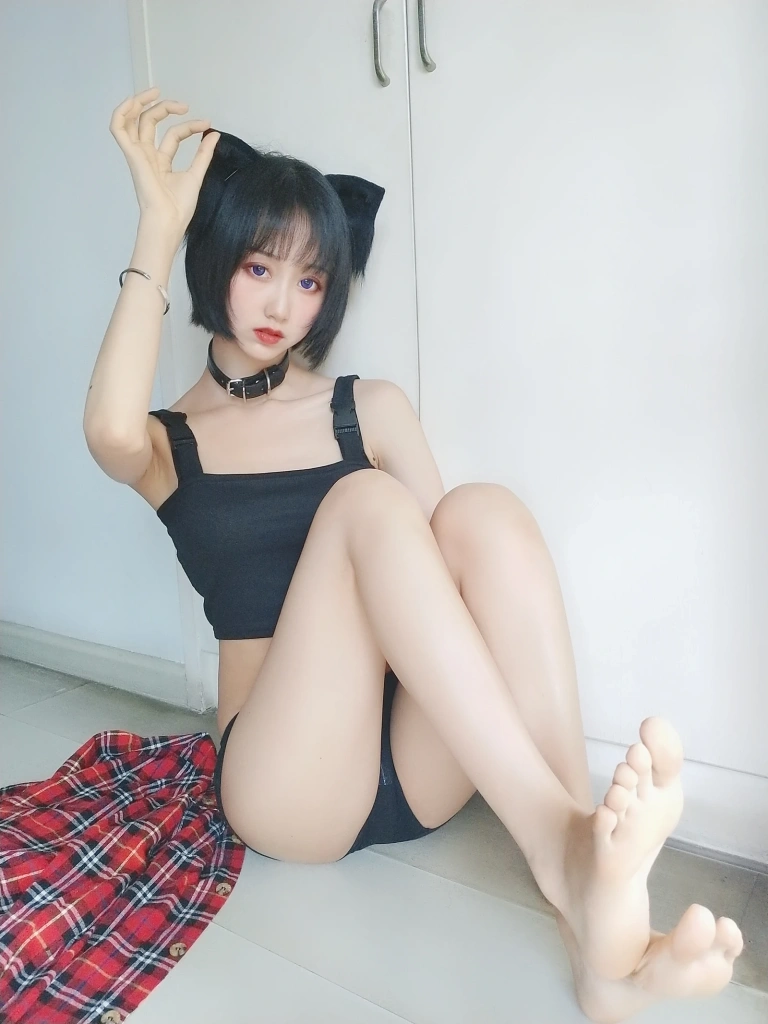 木棉棉《不良猫》主题写真：44张全套美图，含2个视频