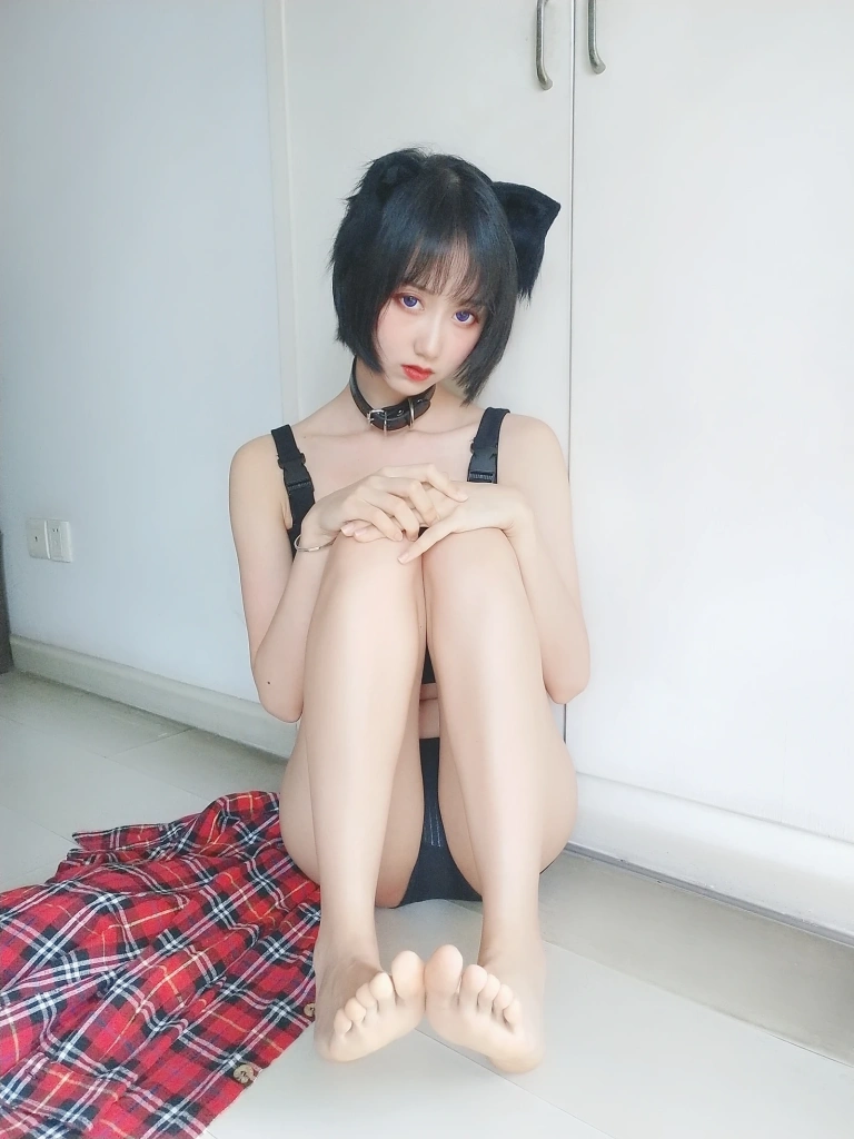 木棉棉《不良猫》主题写真：44张全套美图，含2个视频