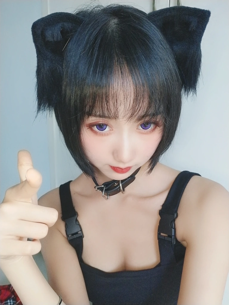 木棉棉《不良猫》主题写真：44张全套美图，含2个视频