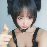 木棉棉《不良猫》主题写真：44张全套美图，含2个视频