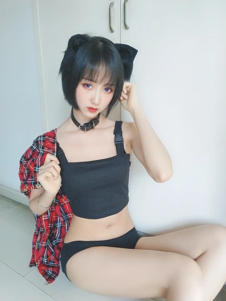 木棉棉《不良猫》主题写真：44张全套美图，含2个视频