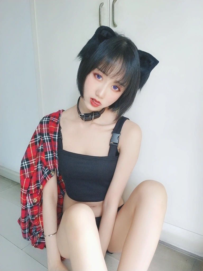 木棉棉《不良猫》主题写真：44张全套美图，含2个视频