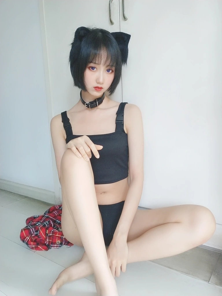 木棉棉《不良猫》主题写真：44张全套美图，含2个视频