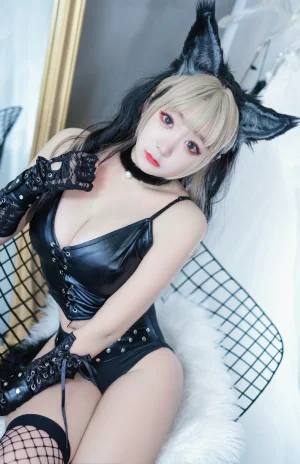 恩田直幸《皮衣小狼》主题写真：45张全套美图