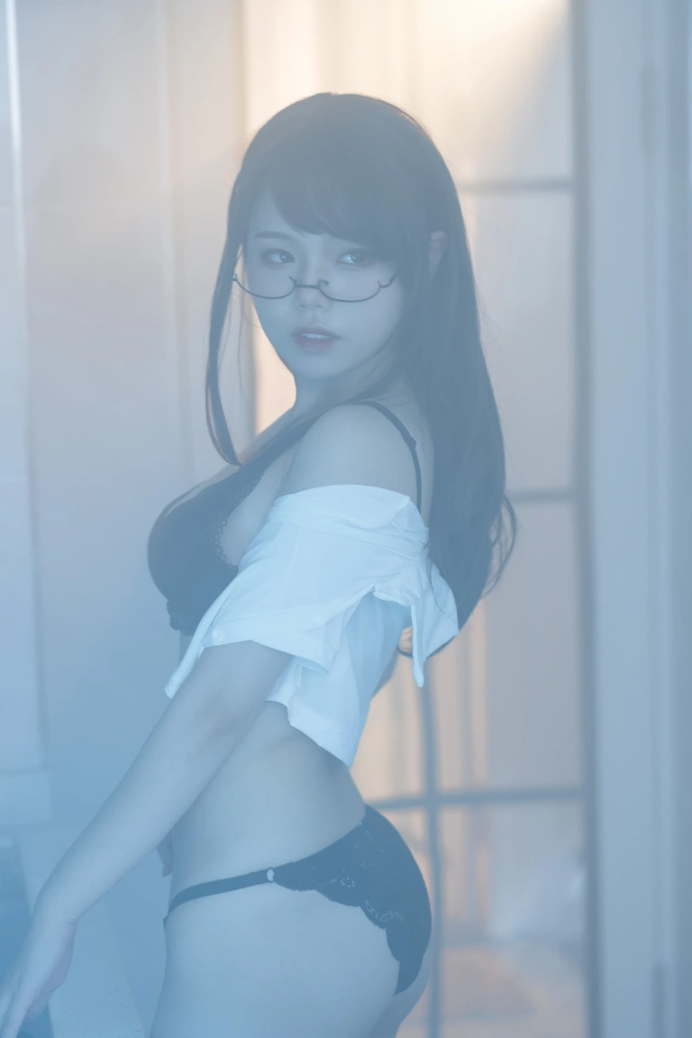 七月喵子《眼镜娘1号》主题写真：21张全套美图
