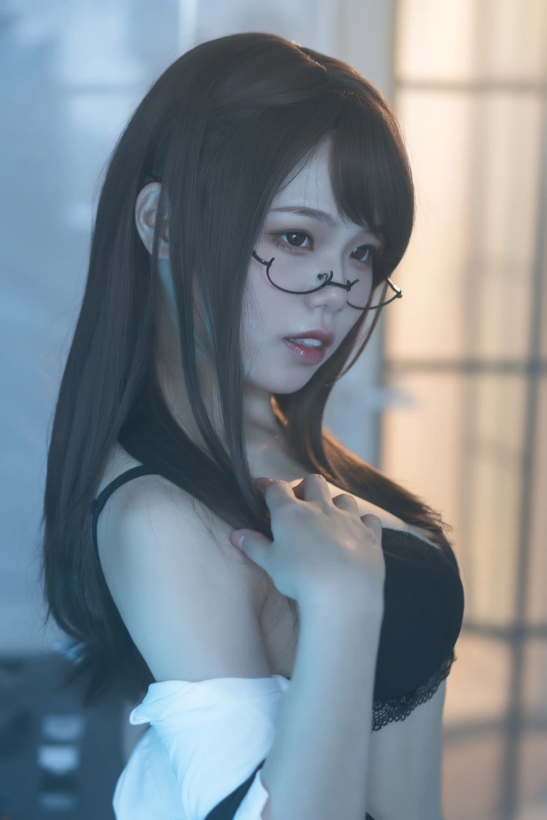 七月喵子《眼镜娘1号》主题写真：21张全套美图