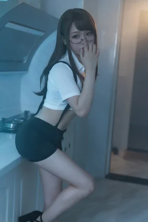 七月喵子《眼镜娘1号》主题写真：21张全套美图