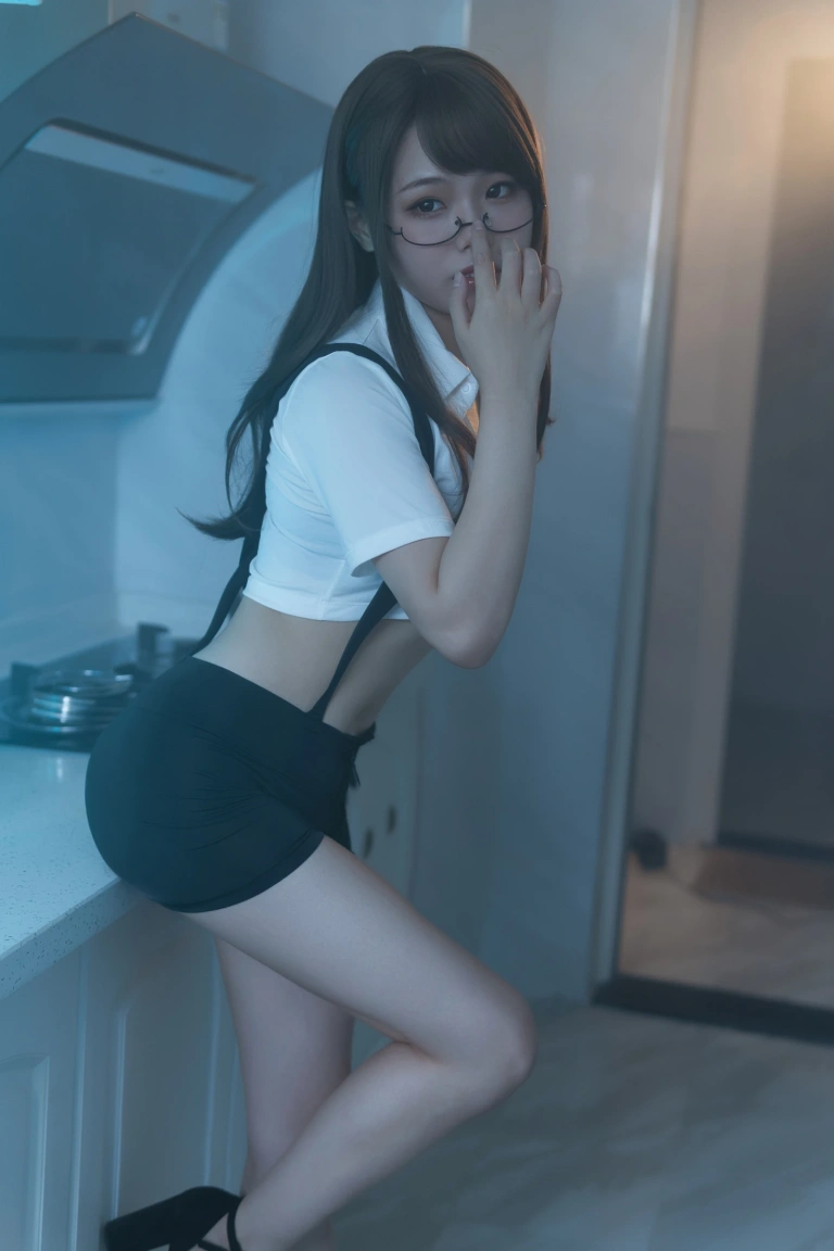 七月喵子《眼镜娘1号》主题写真：21张全套美图
