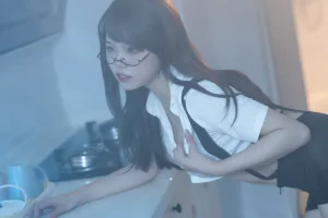 七月喵子《眼镜娘1号》主题写真：21张全套美图