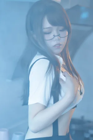 七月喵子《眼镜娘1号》主题写真：21张全套美图