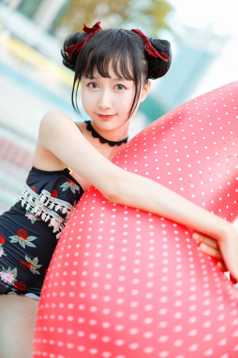木棉棉《草莓泳衣》主题写真：40张全套美图