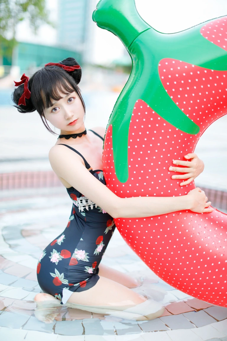 木棉棉《草莓泳衣》主题写真：40张全套美图