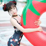 木棉棉《草莓泳衣》主题写真：40张全套美图