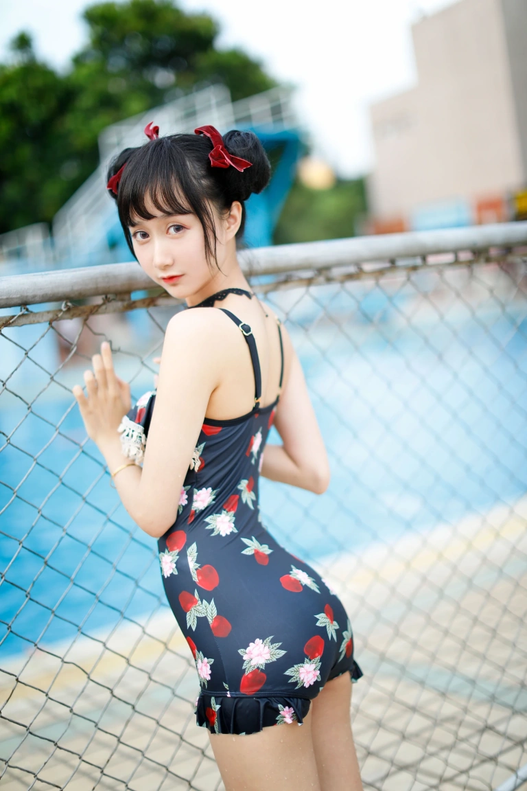 木棉棉《草莓泳衣》主题写真：40张全套美图