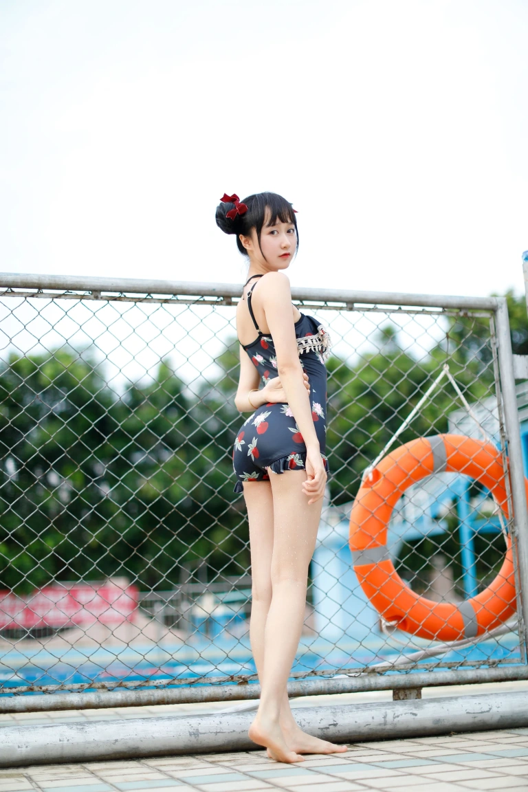 木棉棉《草莓泳衣》主题写真：40张全套美图