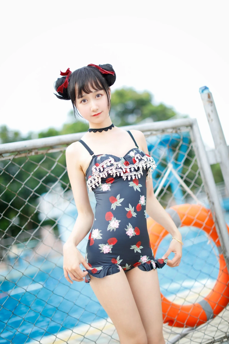 木棉棉《草莓泳衣》主题写真：40张全套美图