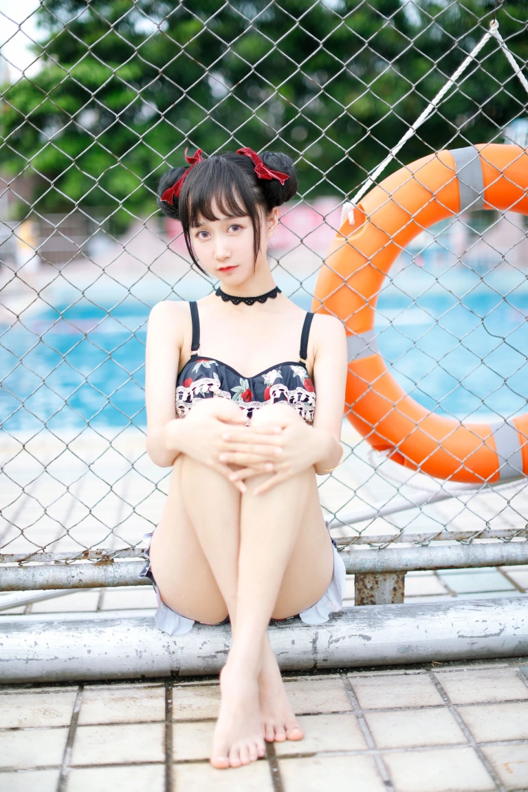 木棉棉《草莓泳衣》主题写真：40张全套美图