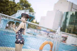 木棉棉《草莓泳衣》主题写真：40张全套美图