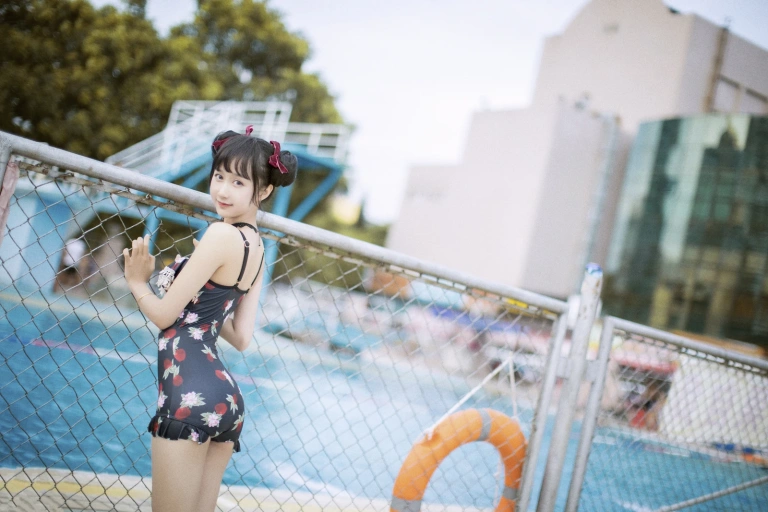 木棉棉《草莓泳衣》主题写真：40张全套美图