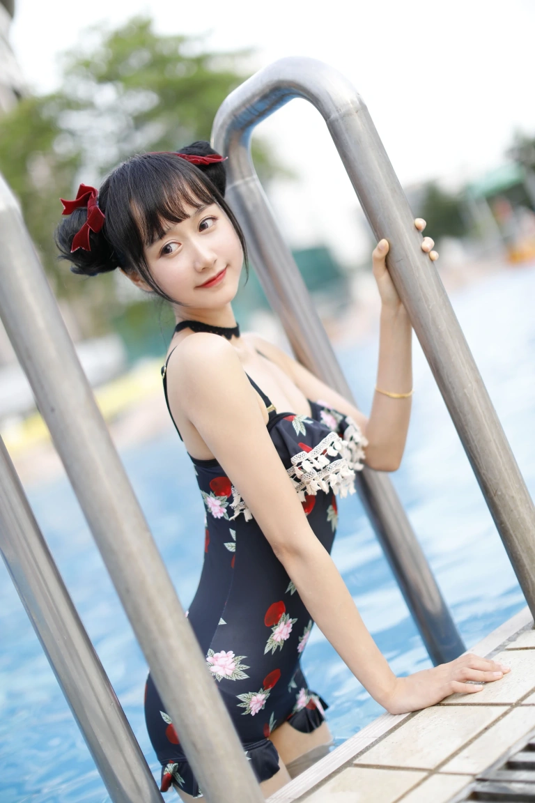 木棉棉《草莓泳衣》主题写真：40张全套美图
