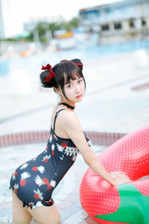 木棉棉《草莓泳衣》主题写真：40张全套美图