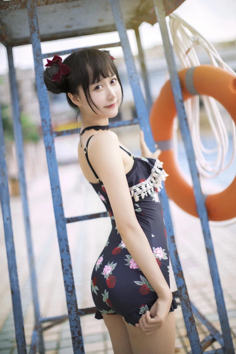 木棉棉《草莓泳衣》主题写真：40张全套美图