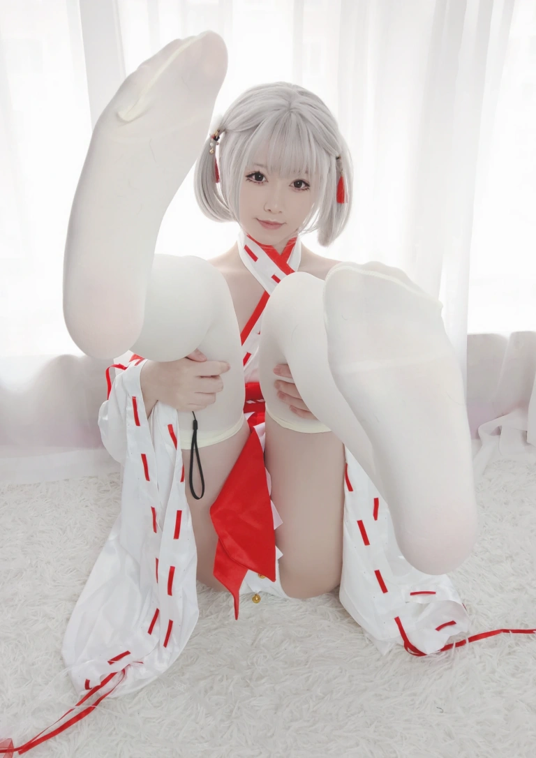 朝霧愛《巫女服自拍》主题写真：40张全套美图
