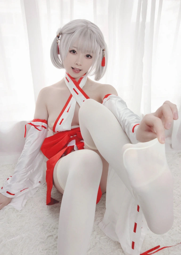 朝霧愛《巫女服自拍》主题写真：40张全套美图