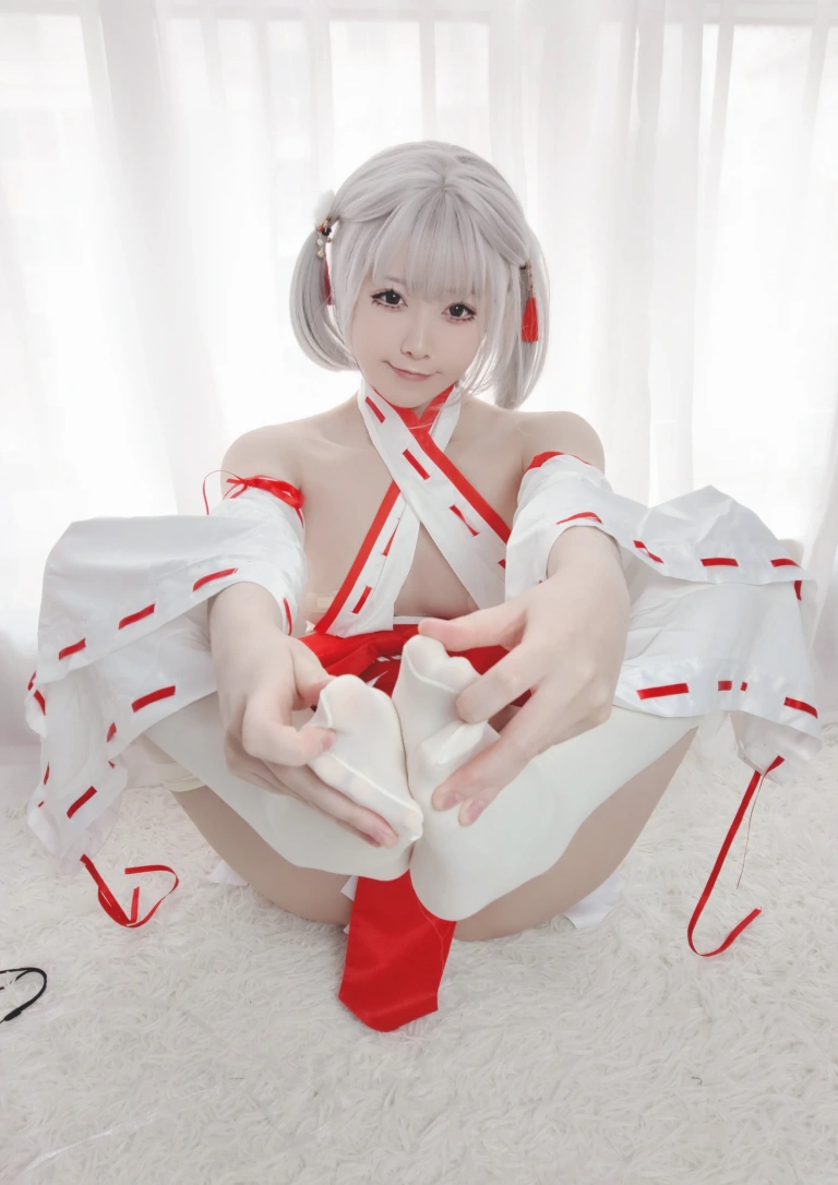 朝霧愛《巫女服自拍》主题写真：40张全套美图
