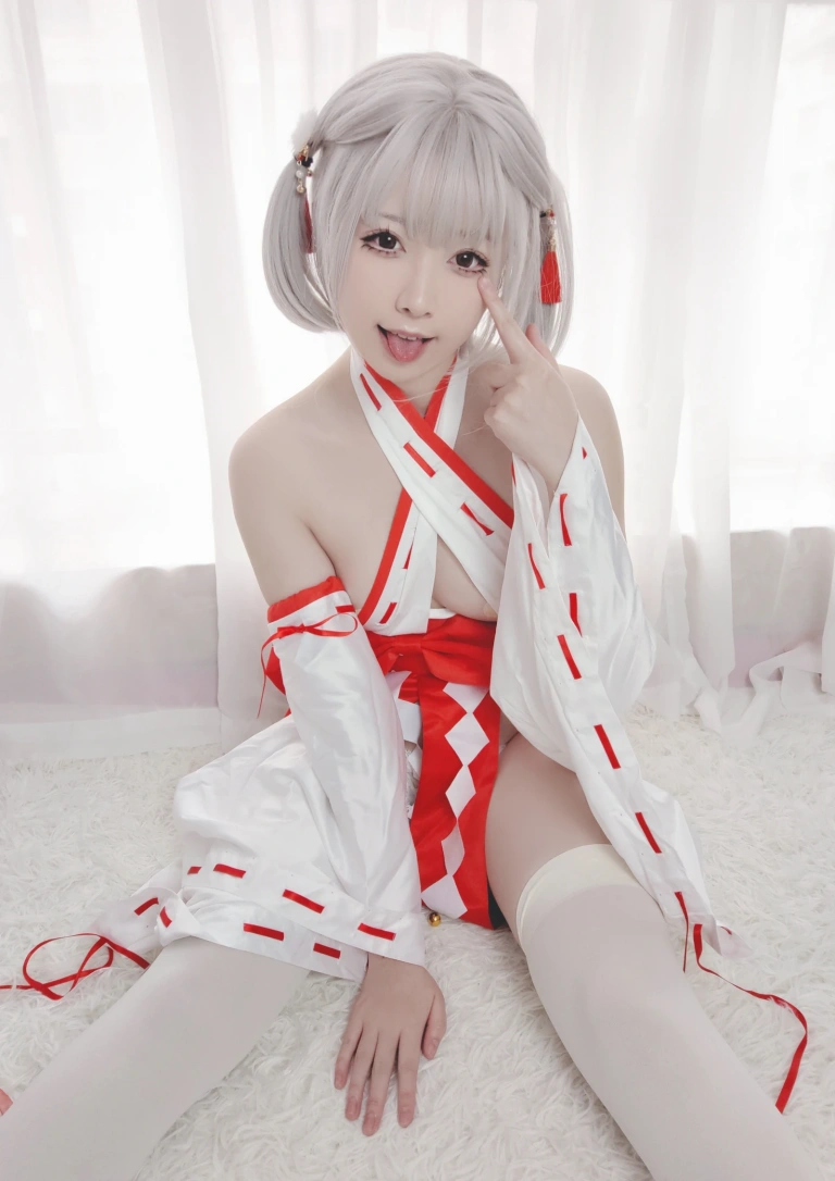 朝霧愛《巫女服自拍》主题写真：40张全套美图