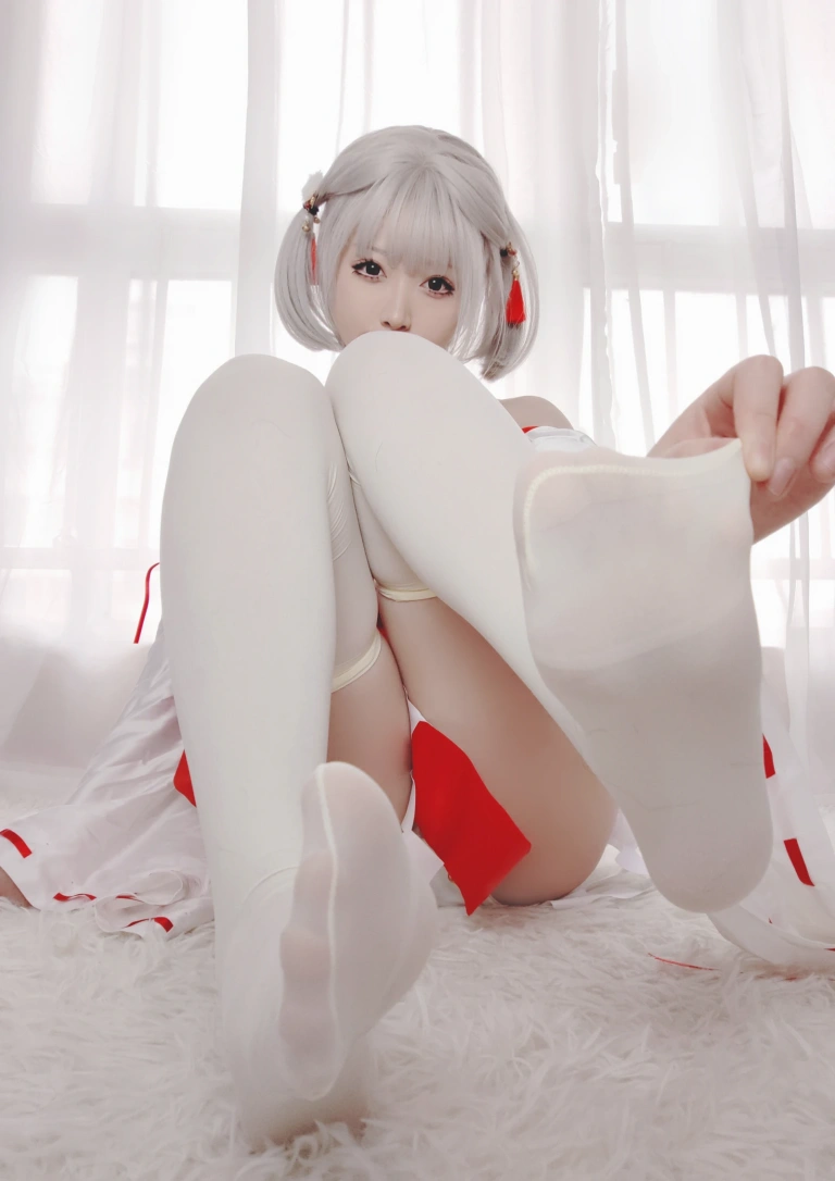 朝霧愛《巫女服自拍》主题写真：40张全套美图