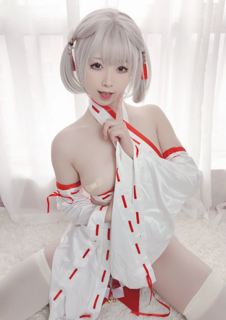 朝霧愛《巫女服自拍》主题写真：40张全套美图