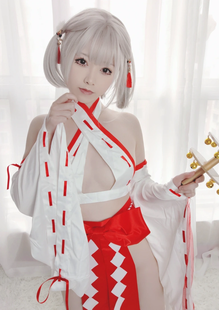 朝霧愛《巫女服自拍》主题写真：40张全套美图