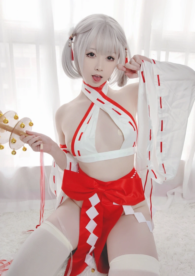 朝霧愛《巫女服自拍》主题写真：40张全套美图
