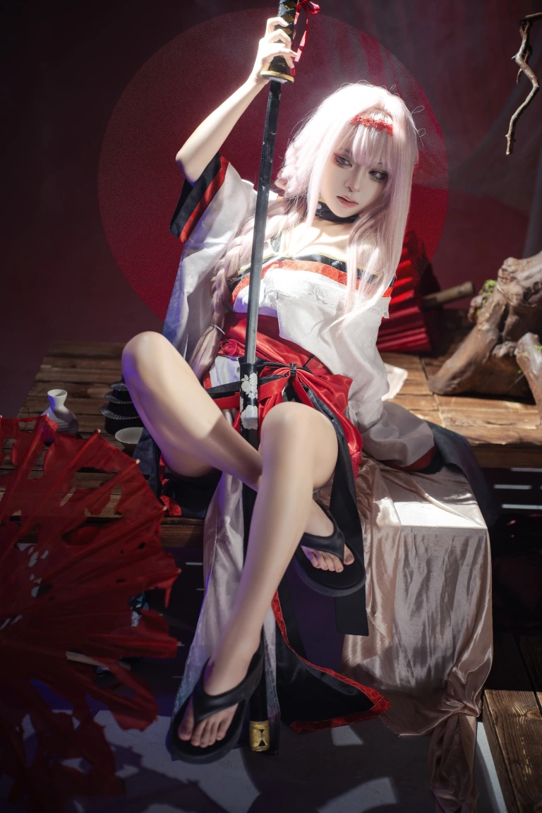 矢量鱼《Nikke胜利女神 暗莲》主题写真：30张全套美图