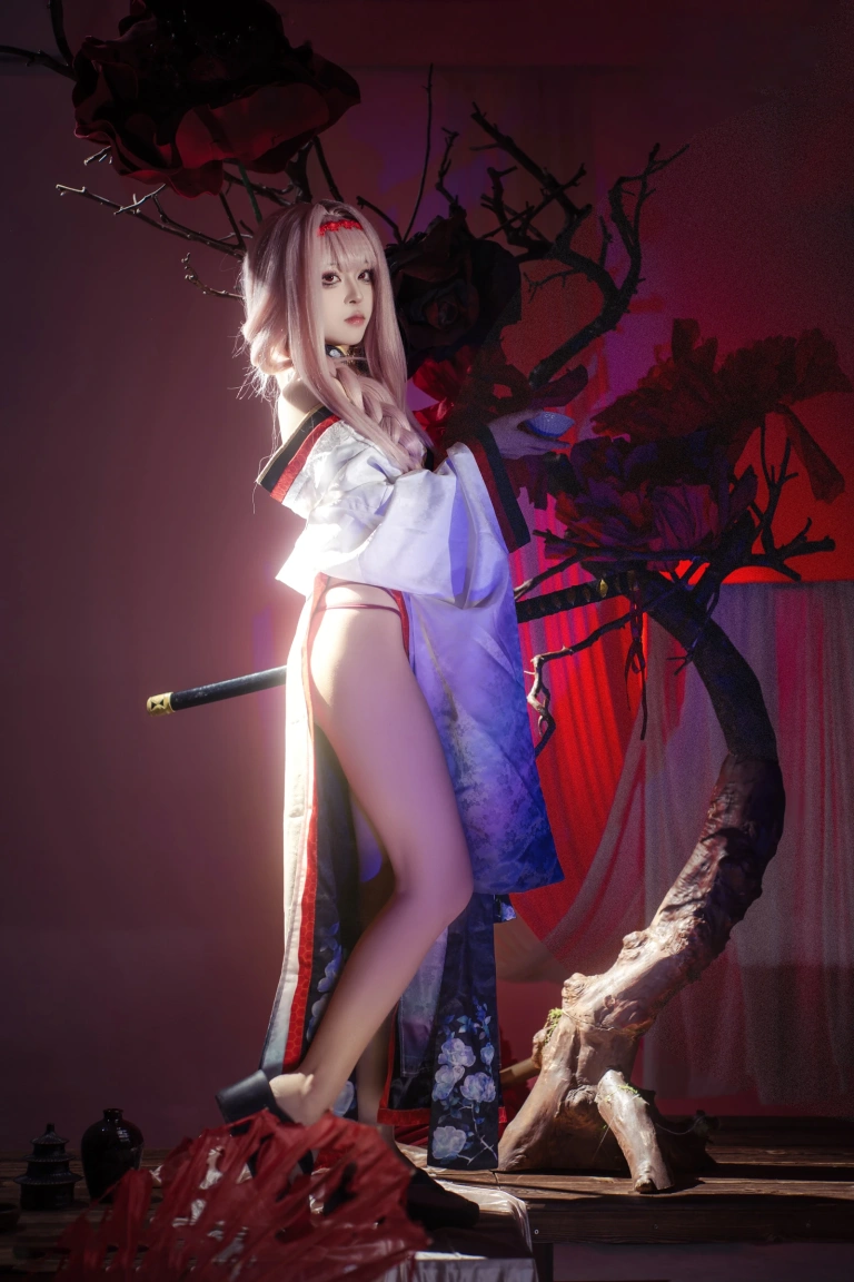 矢量鱼《Nikke胜利女神 暗莲》主题写真：30张全套美图