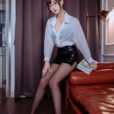 羽生三未《半透皮裙OL》主题写真：32张全套美图