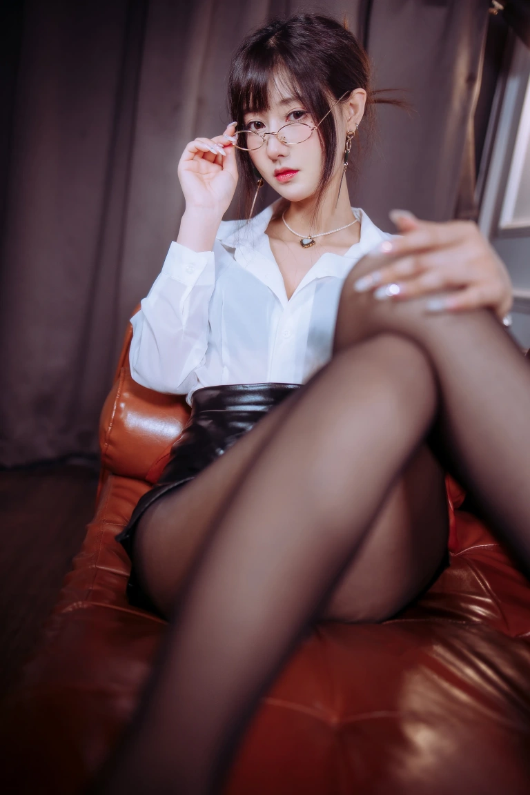 羽生三未《半透皮裙OL》主题写真：32张全套美图