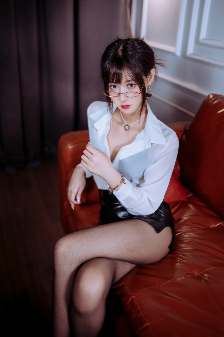 羽生三未《半透皮裙OL》主题写真：32张全套美图