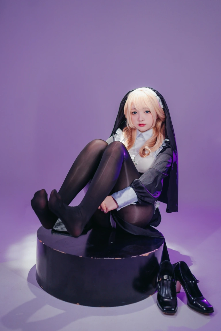 花铃《圣堂修女》主题写真：151张全套美图